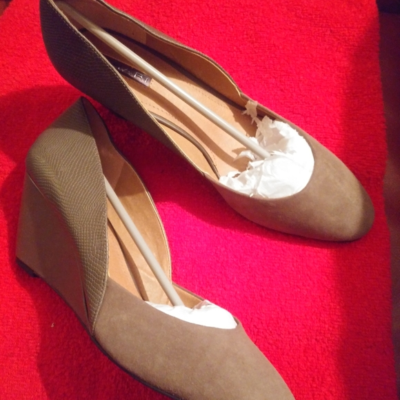 Tahari Wedged Heels Chicory Green - Picture 1 of 6